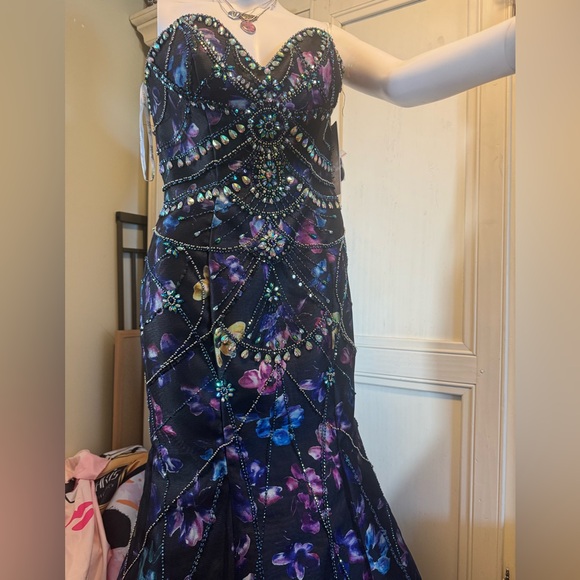 Ellie Wilde mermaid style beaded prom dress - Picture 3 of 10